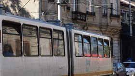 VIDEO Un bărbat a fost înjunghiat de un copil de 13 ani într-o stație de tramvai din Capitală. Atacatorul era cu un prieten mai mare decât el cu doi ani